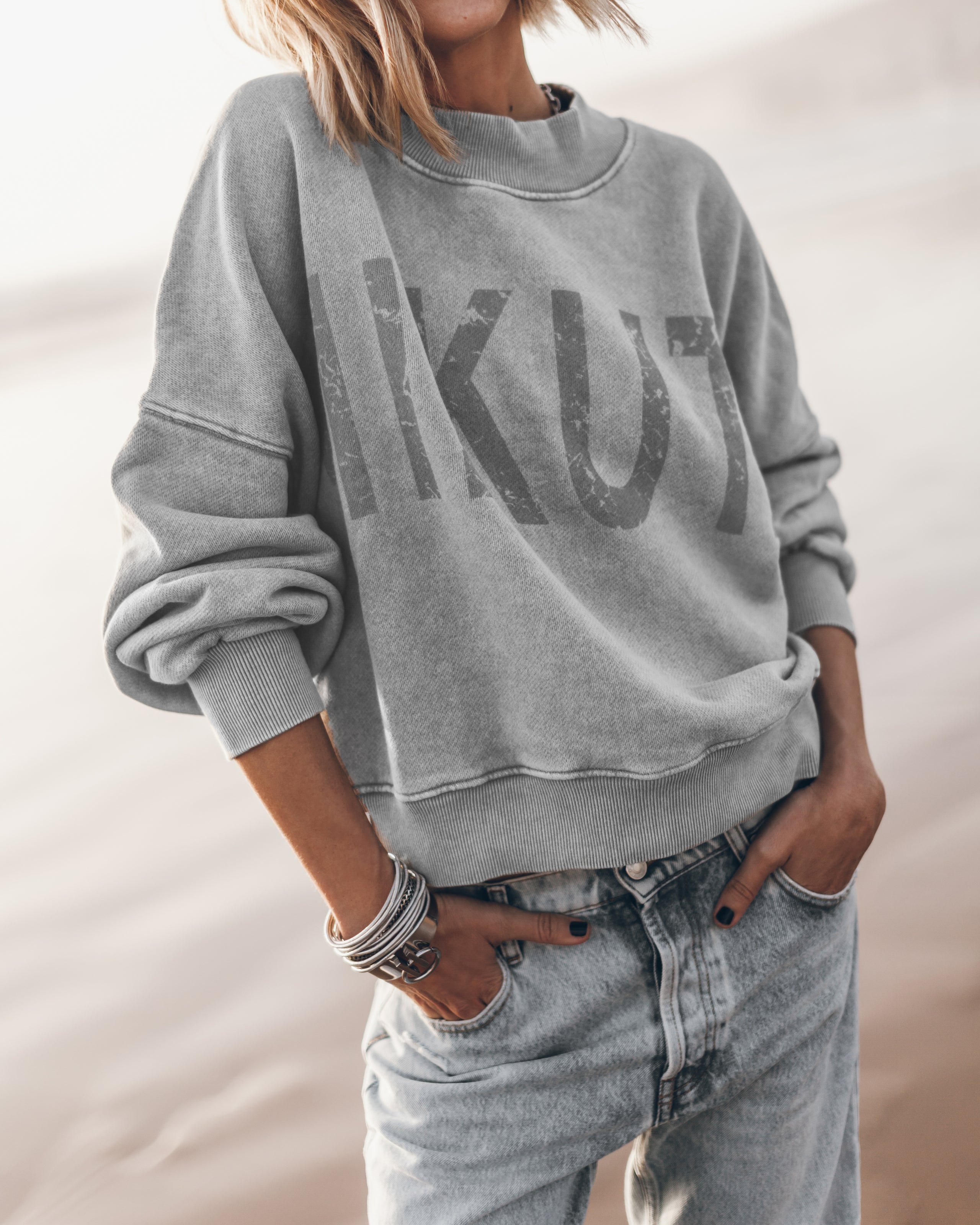 MIKUTA light sweater with blue ripped jeans - relaxed styling