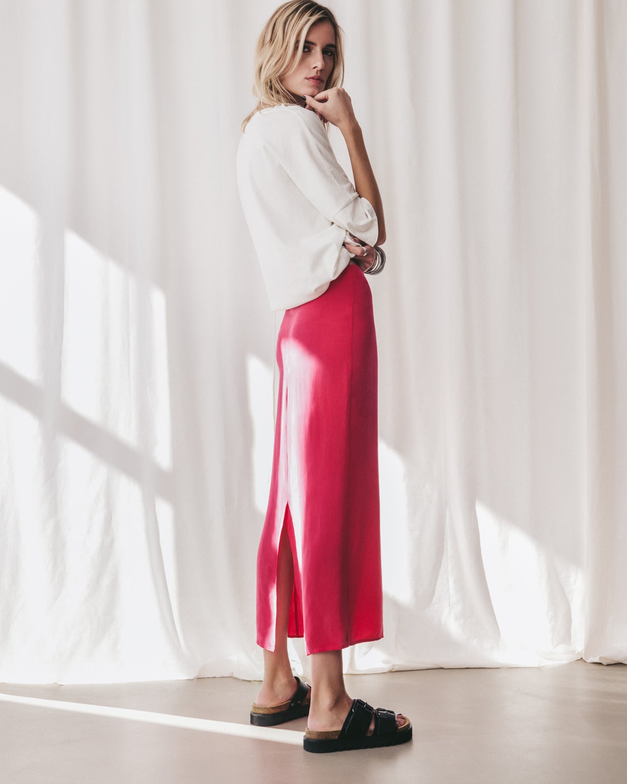 Pink Long Cupro Skirt White Long Loose Cotton Shirt Black Leather Buckle Sandals - Product photo