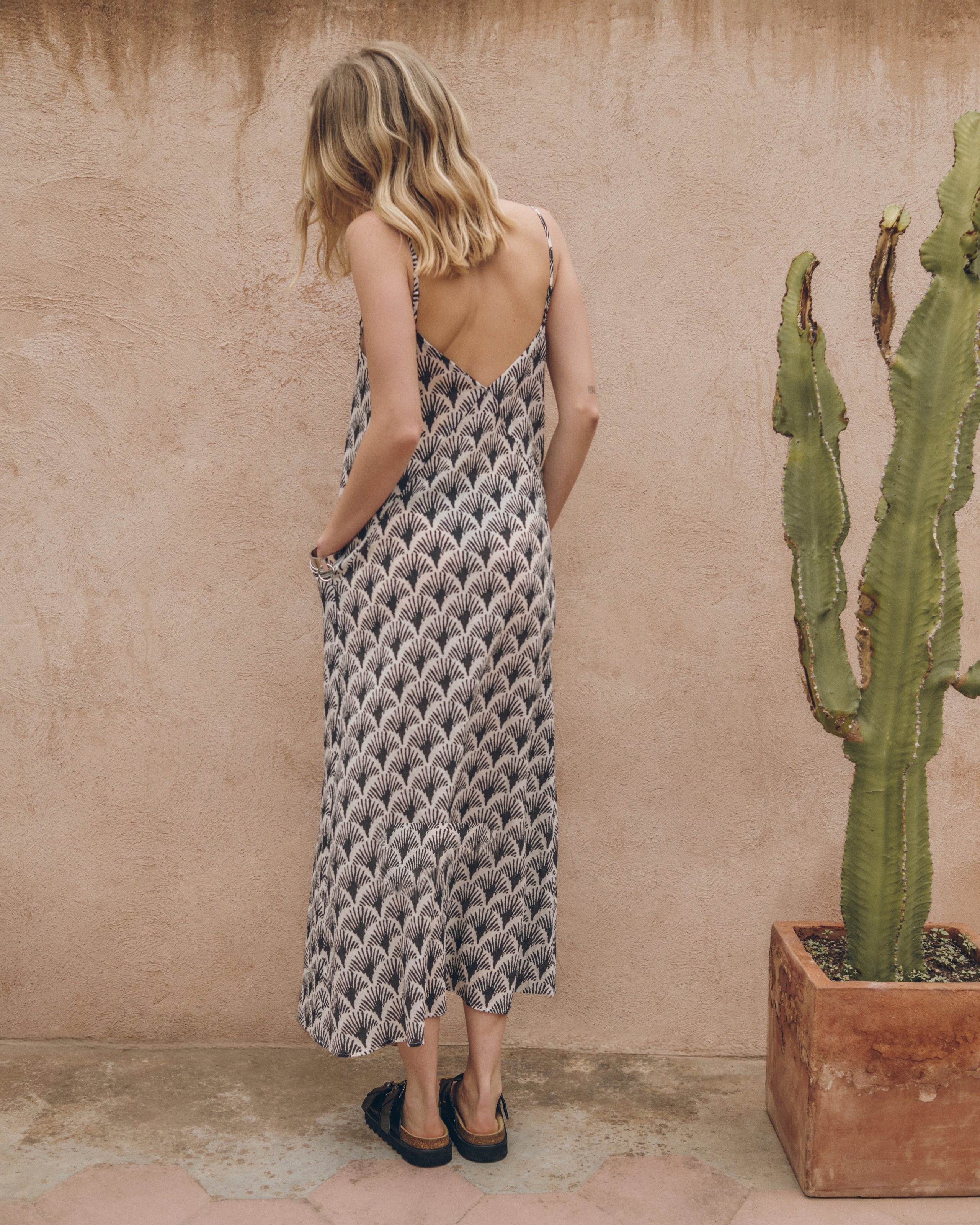 The Black Printed Long Crinkle Dress The Black Leather Buckle Sandals - Product photo