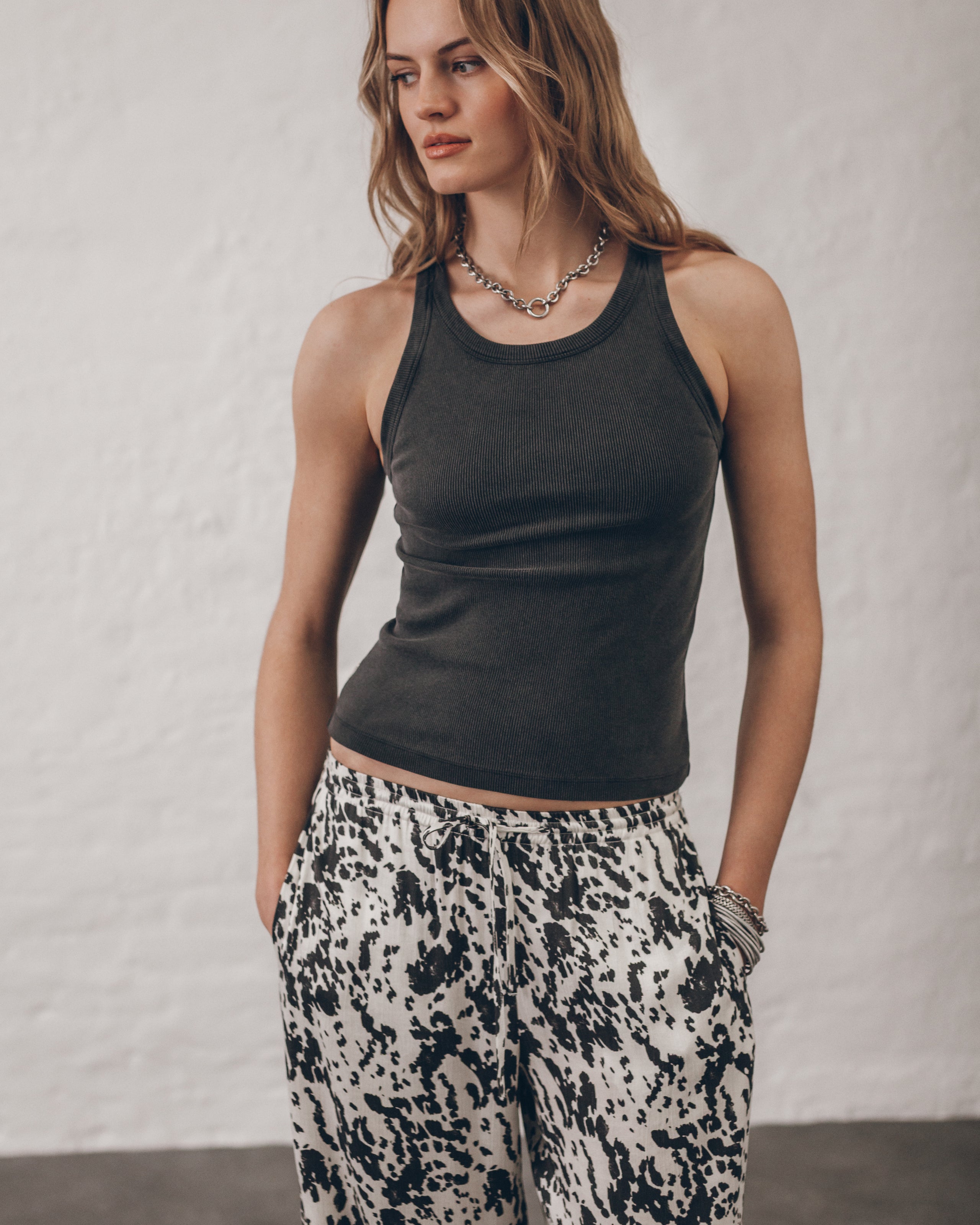 The Dalmatian Flowy Pants The Dark Faded Standard Tank Top The Chunky Chain Necklace The Chunky C...