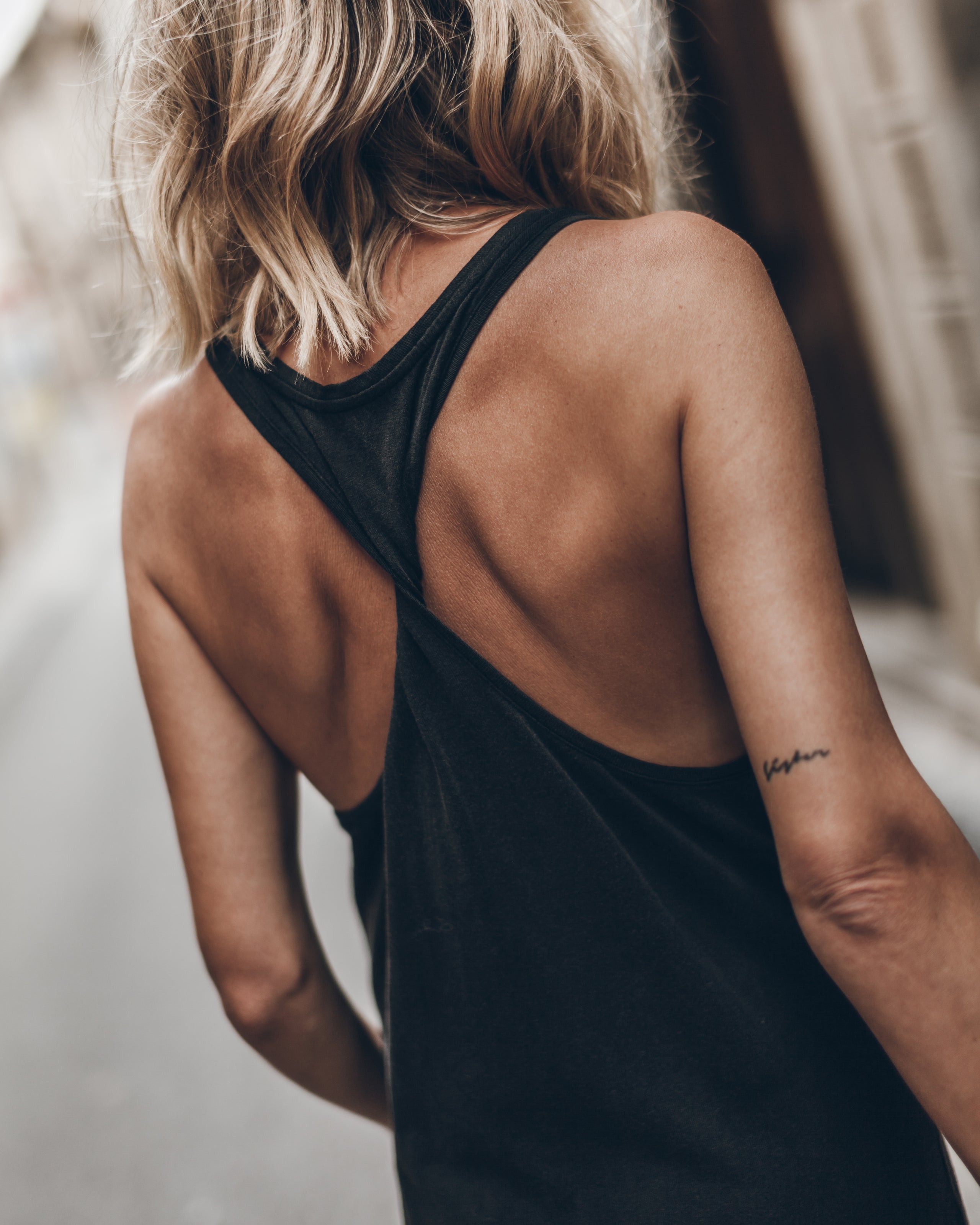 The Dark Twisted Tank Dress The Black Chunky Sandals The Large Cesta Bag - Product photo