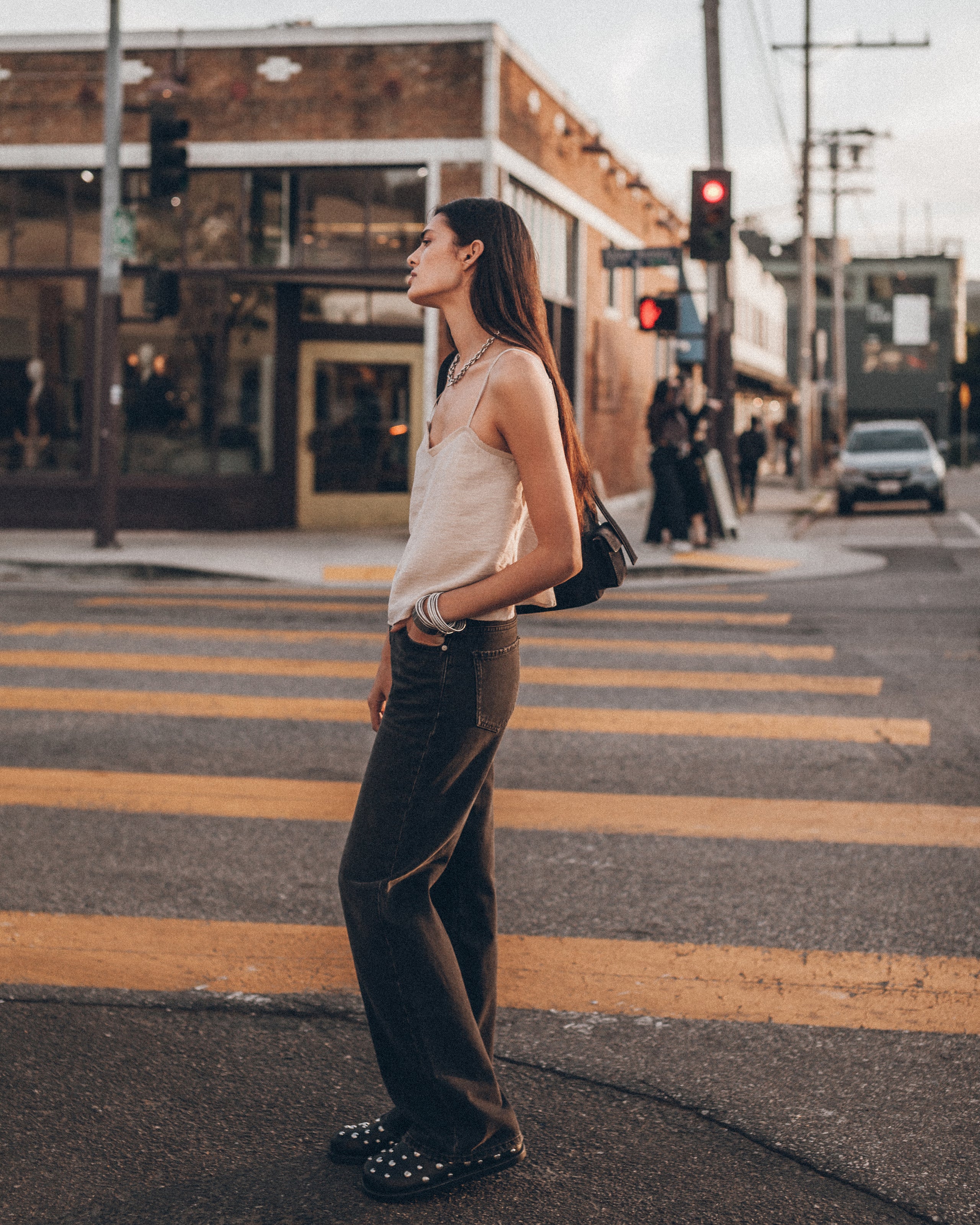 The Ecru Chill Top The Black Loose Jeans Los Angeles California Danielle - Product photo
