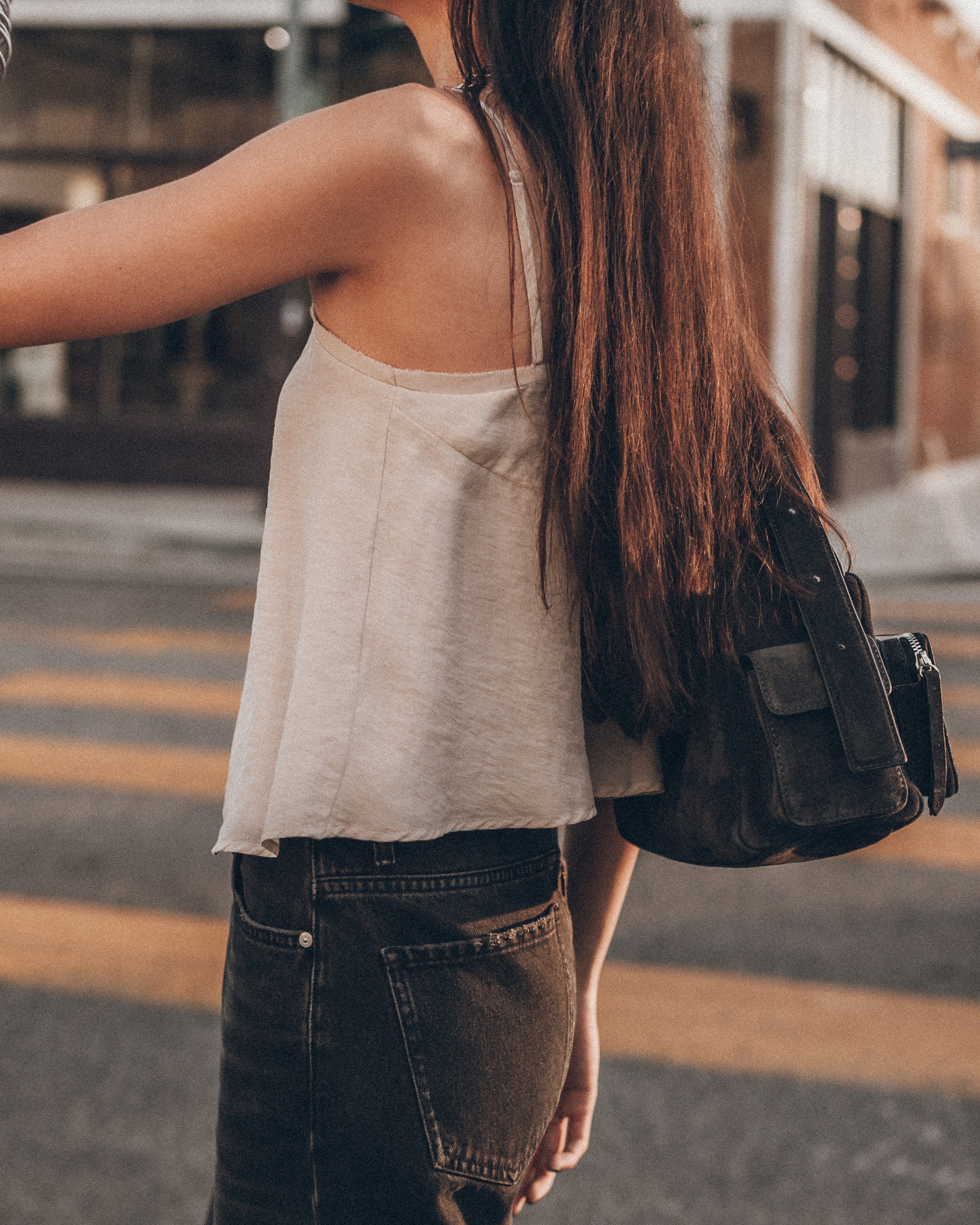 The Ecru Chill Top The Black Loose Jeans Los Angeles California Danielle - Product photo