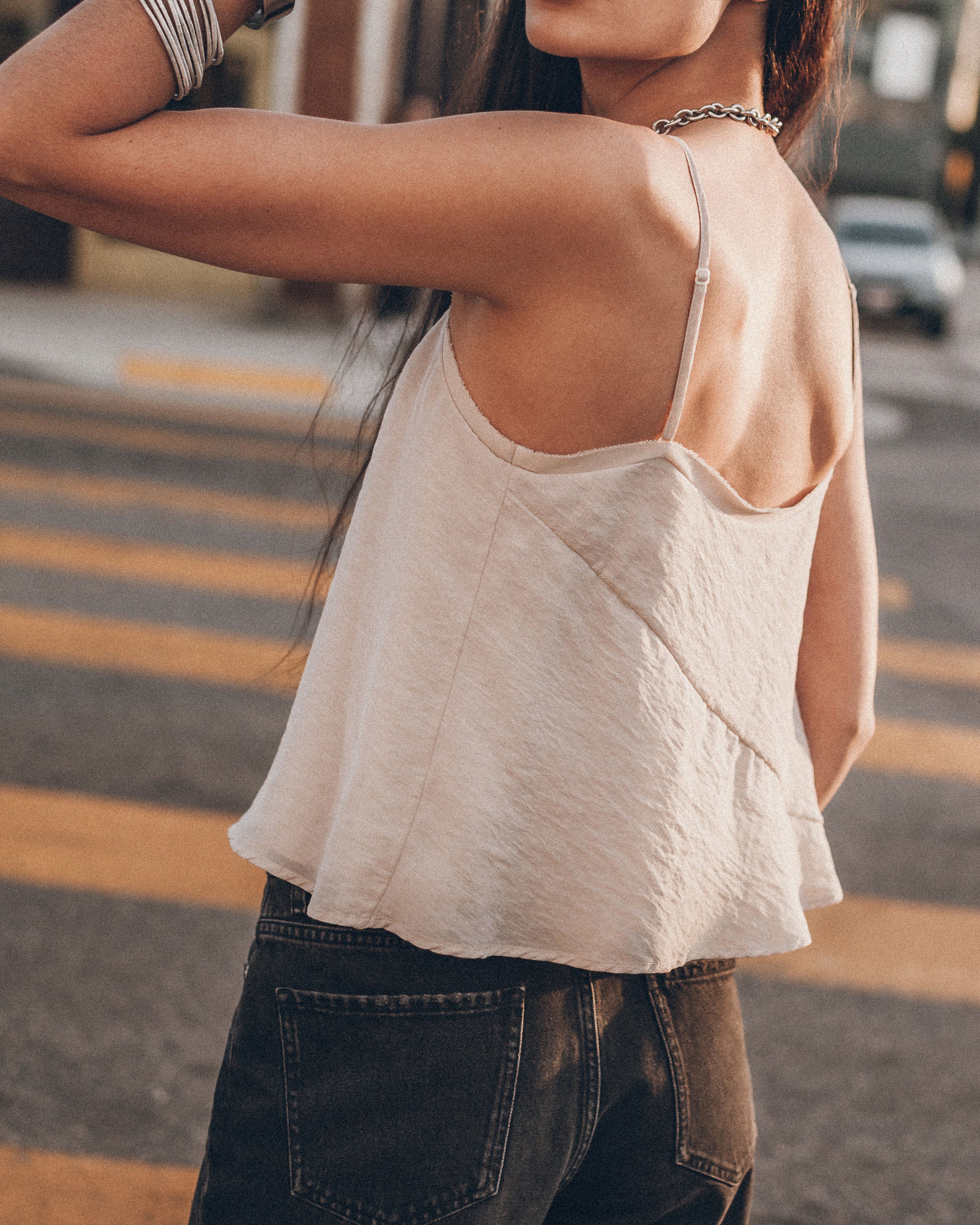 The Ecru Chill Top The Black Loose Jeans Los Angeles California Danielle - Product photo