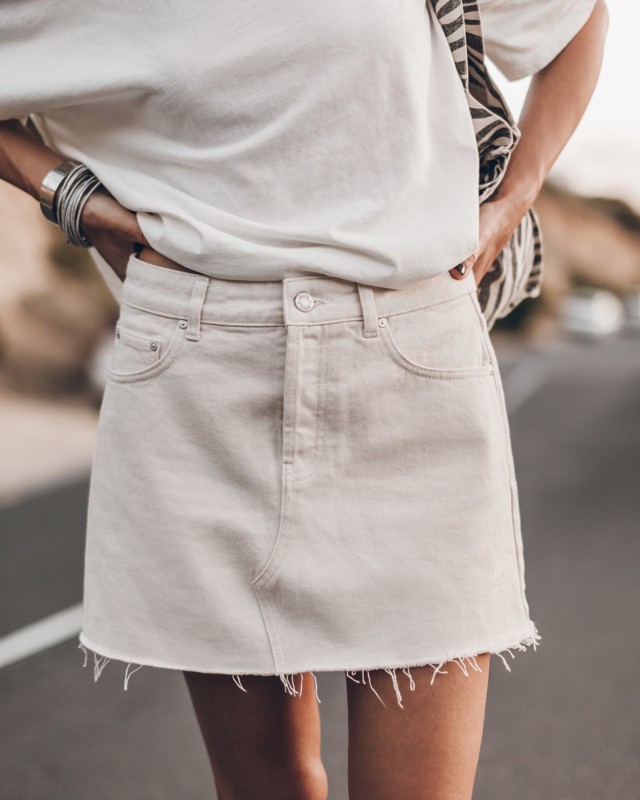 White Long Loose Cotton Shirt White Denim Skirt Black Buckle Boots Zebra Small Canvas Bag - Produ...