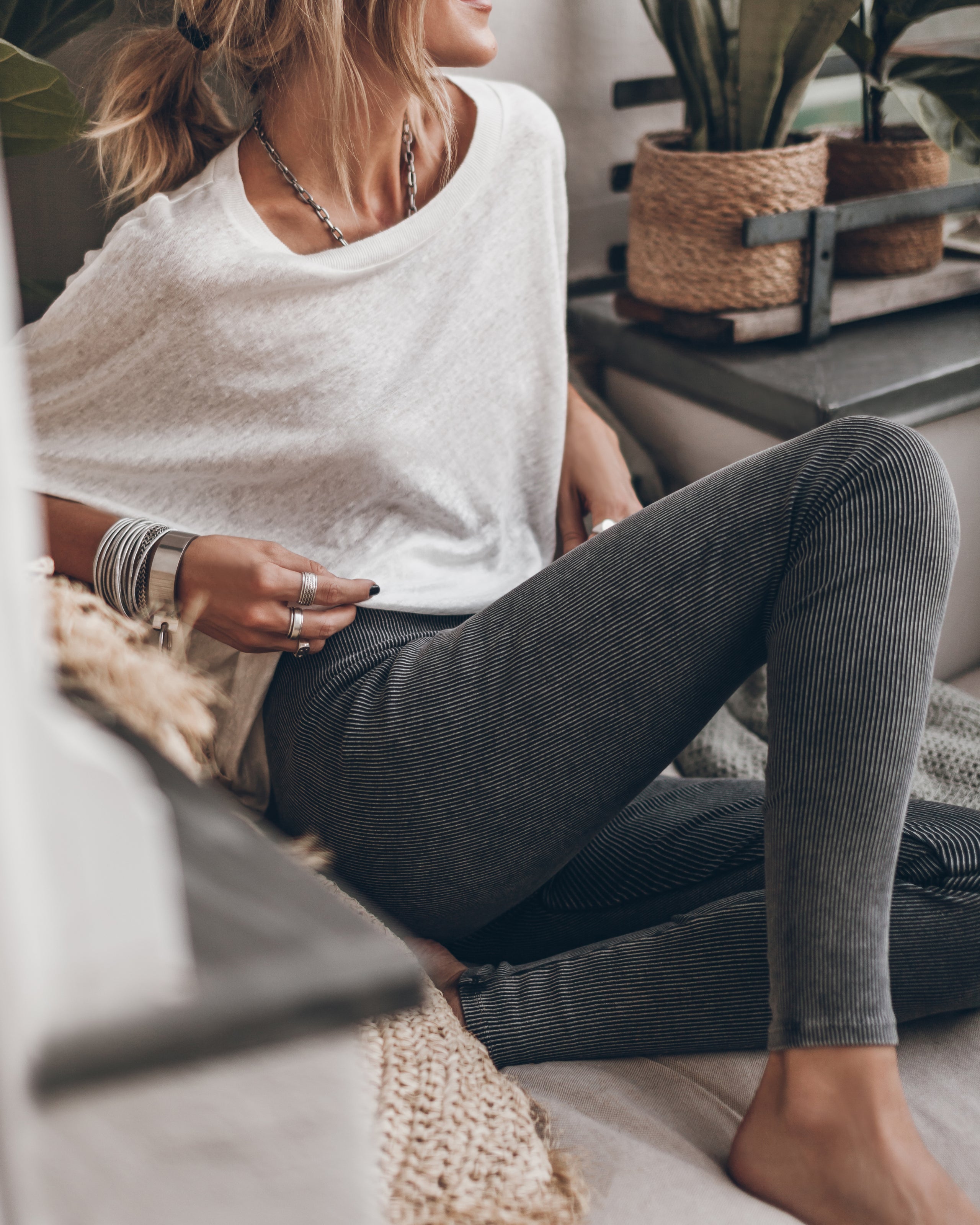 Dark Ribbed Leggings White Loose Linen Shirt - Product photo