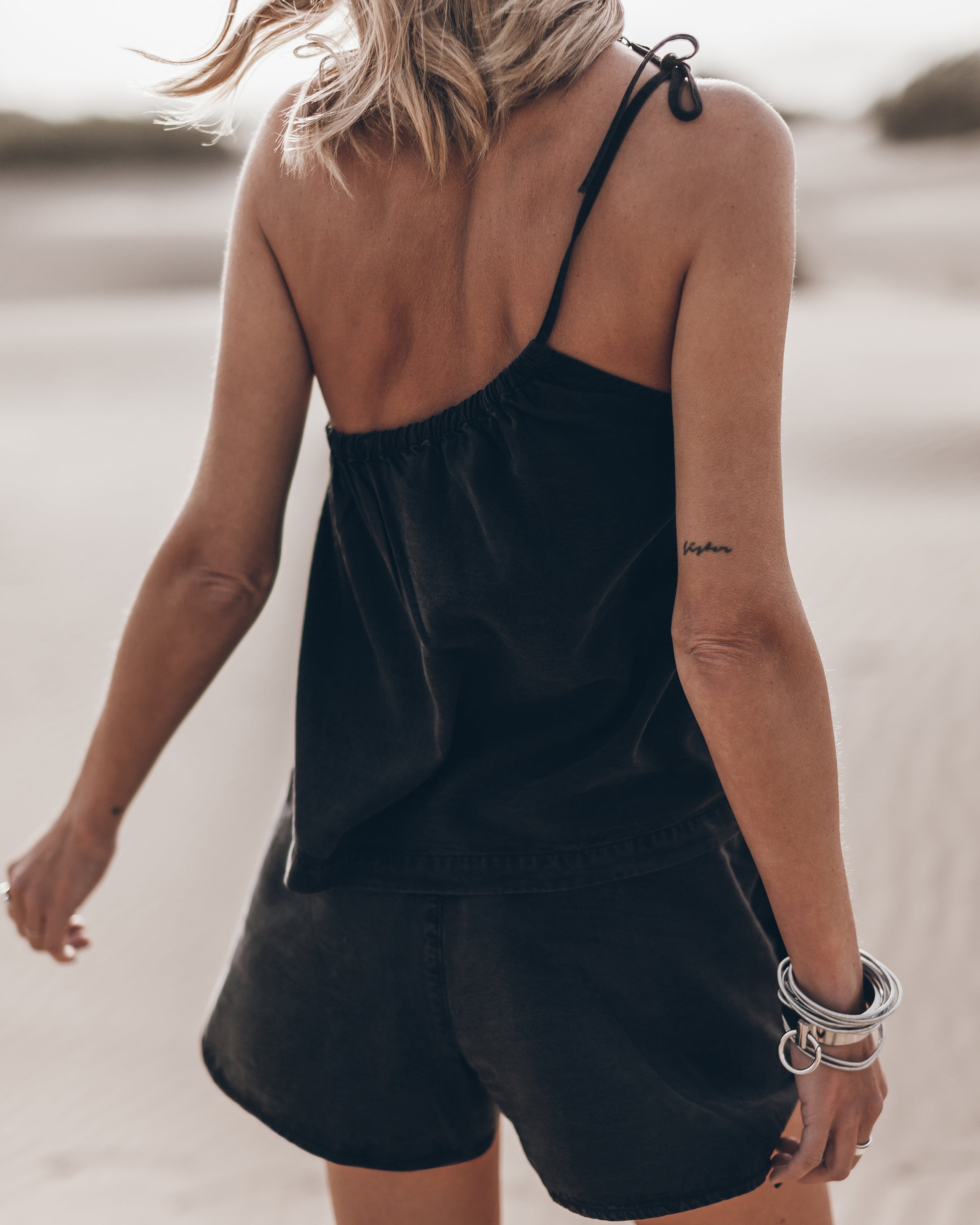 The Black Asymmetrical Top The Black Flowy Shorts Desert California Jacqueline - Product photo