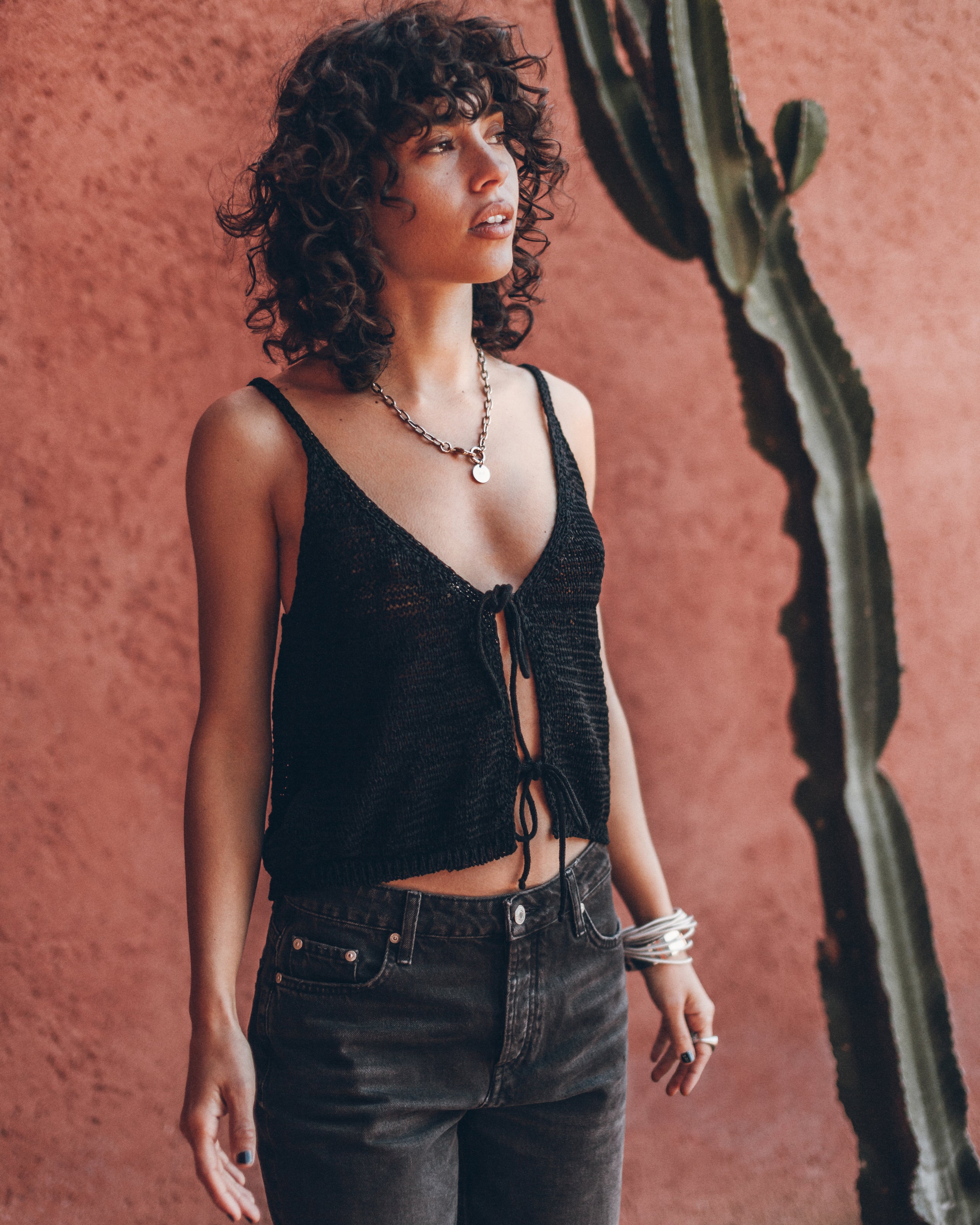 The Black Knitted Vest Top The Black Loose Jeans Mexico Guindi - Product photo
