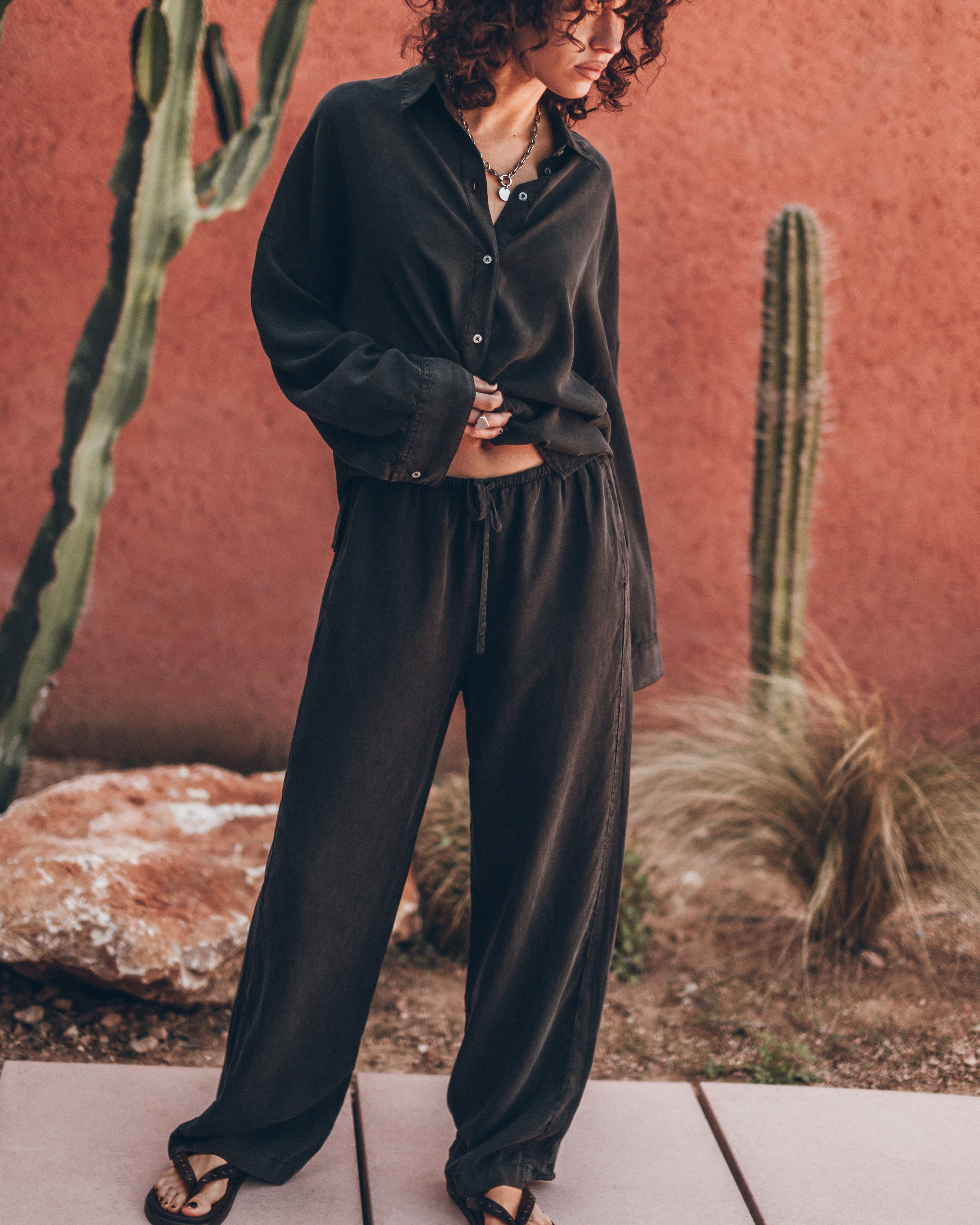 The Black Loose Longsleeve Shirt The Black Breezy Pants Mexico Guindi - Product photo