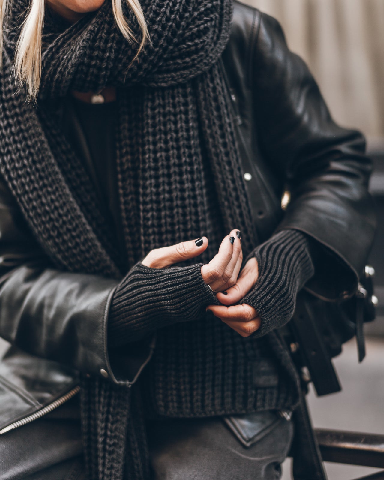 The Dark Faded Knit Gloves