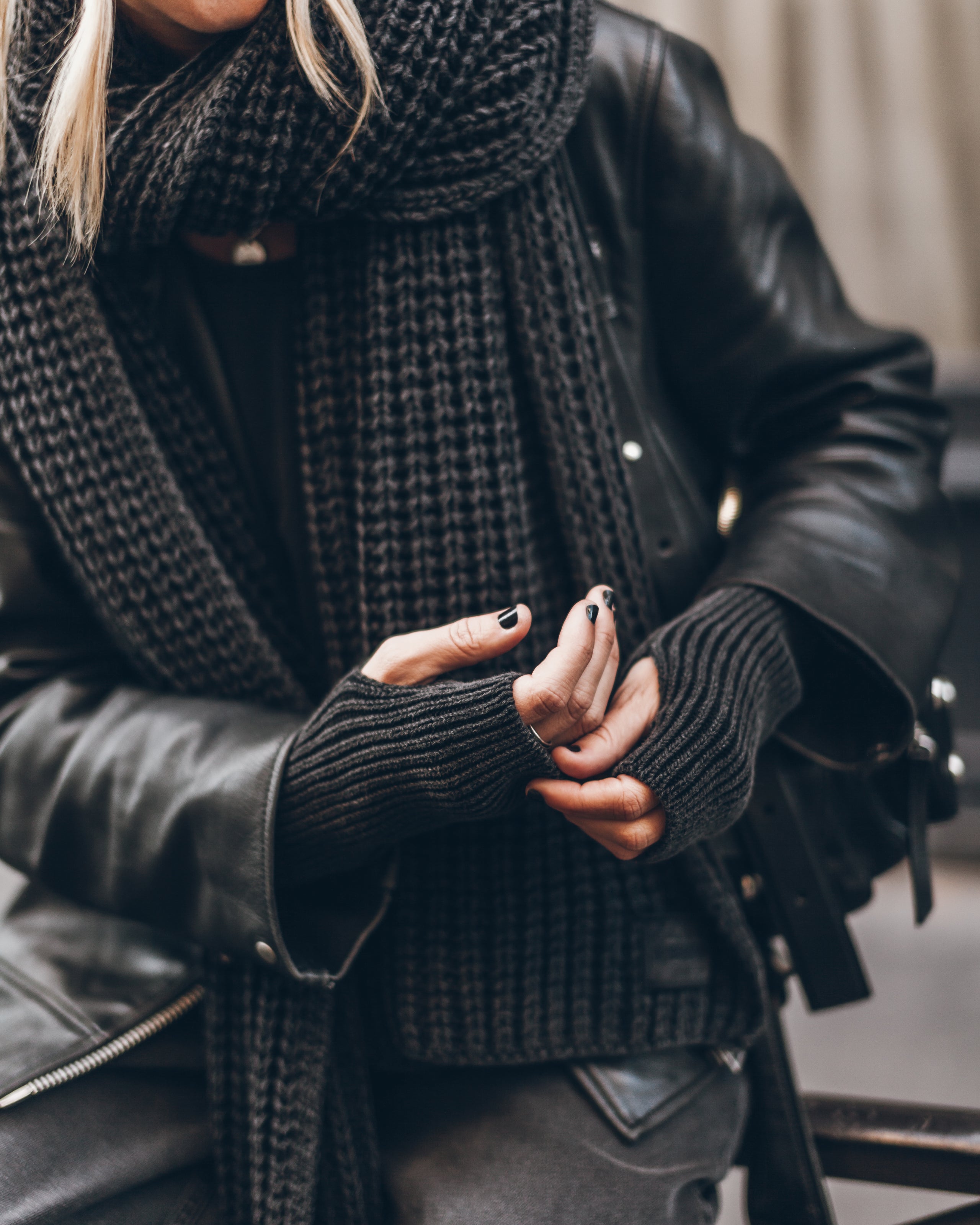 The Dark Faded Knit Gloves