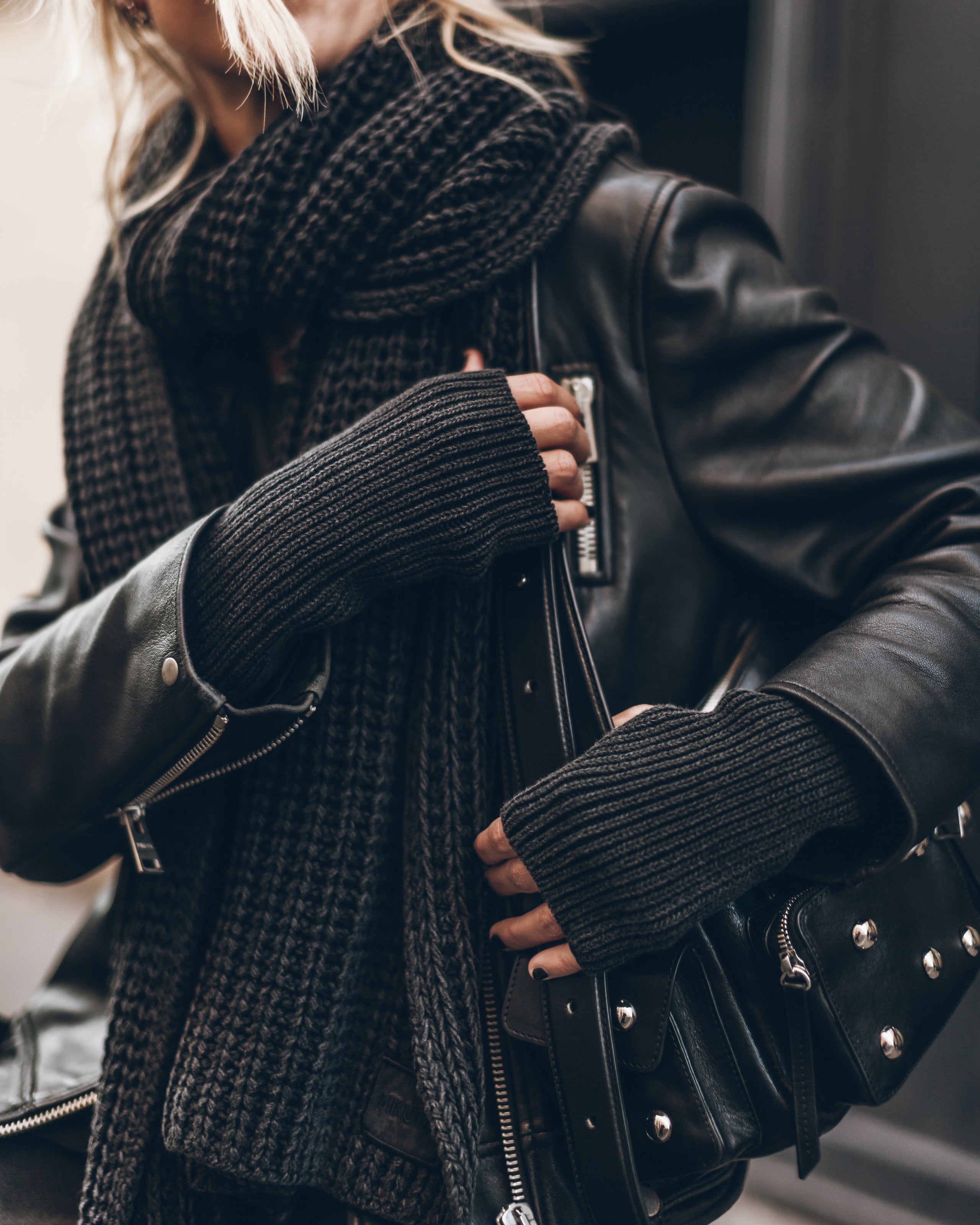 The Dark Faded Knit Gloves