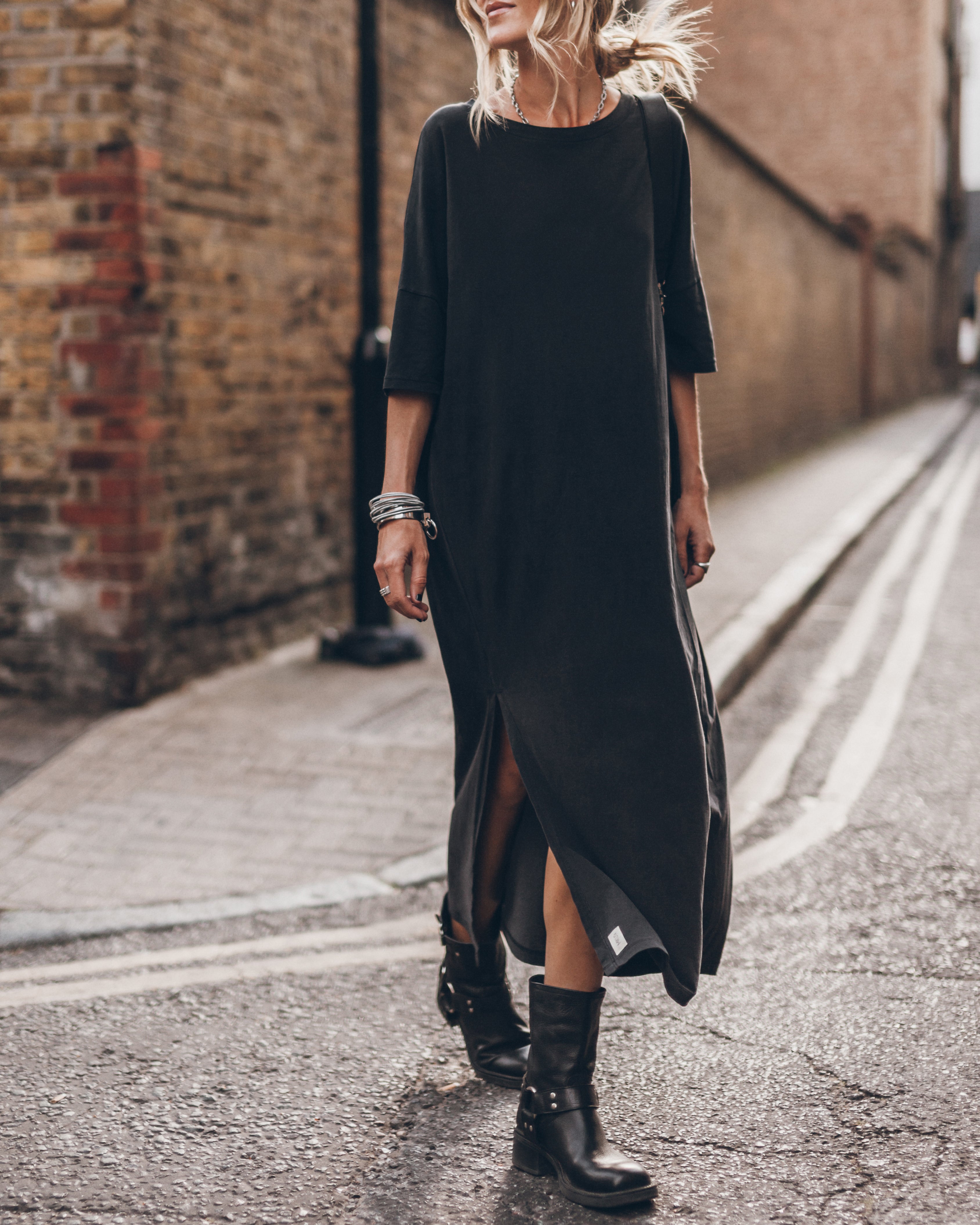 black dress tee shirt MIKUTA Color:Patched Paisley Blue style-number: 30UD11 A relaxed silhouette that Valentino Garavani Bow-Embellished Two-Tone