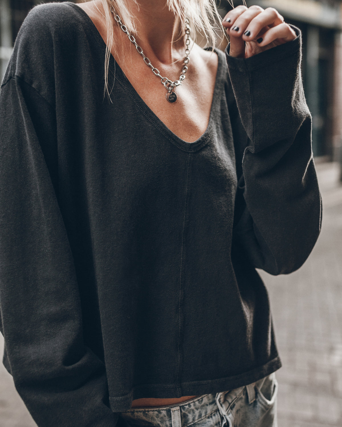 The Dark V-Neck Longsleeve