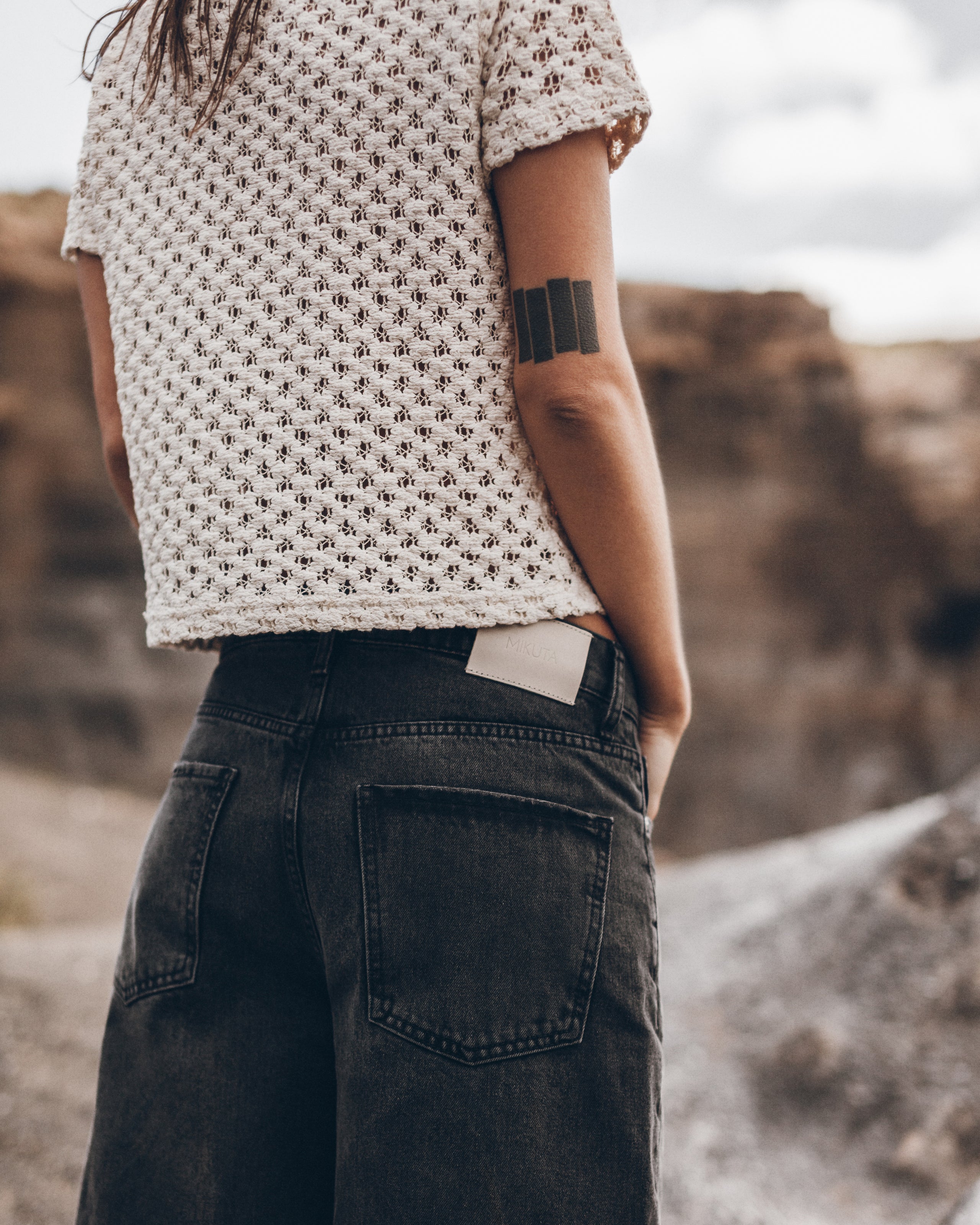 The Ecru Crochet Shirt The Black Cropped Baggy Jeans Desert California - Product photo