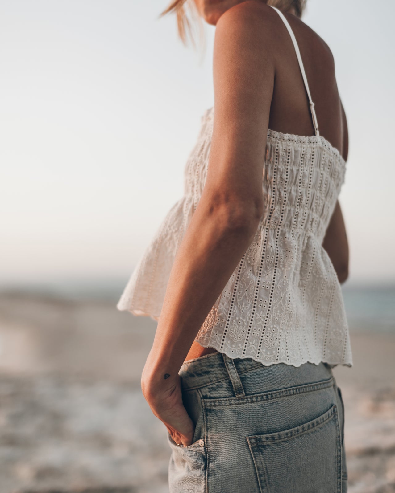 The Ecru Romantic Tank Top The Blue Baggy Jeans - Product photo