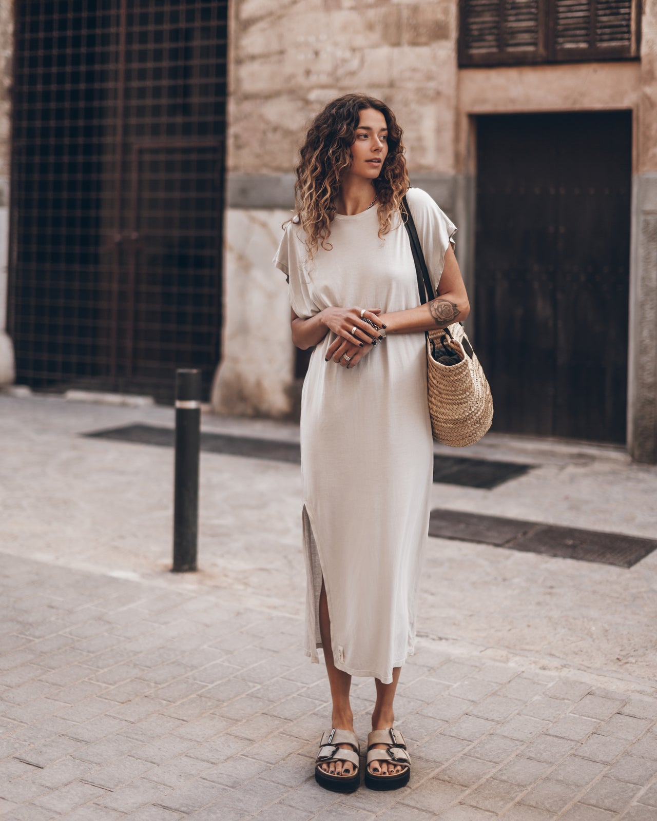 The Light Long Batwing Dress The Beige Suede Buckle Sandals The Large Cesta Bag - Product photo