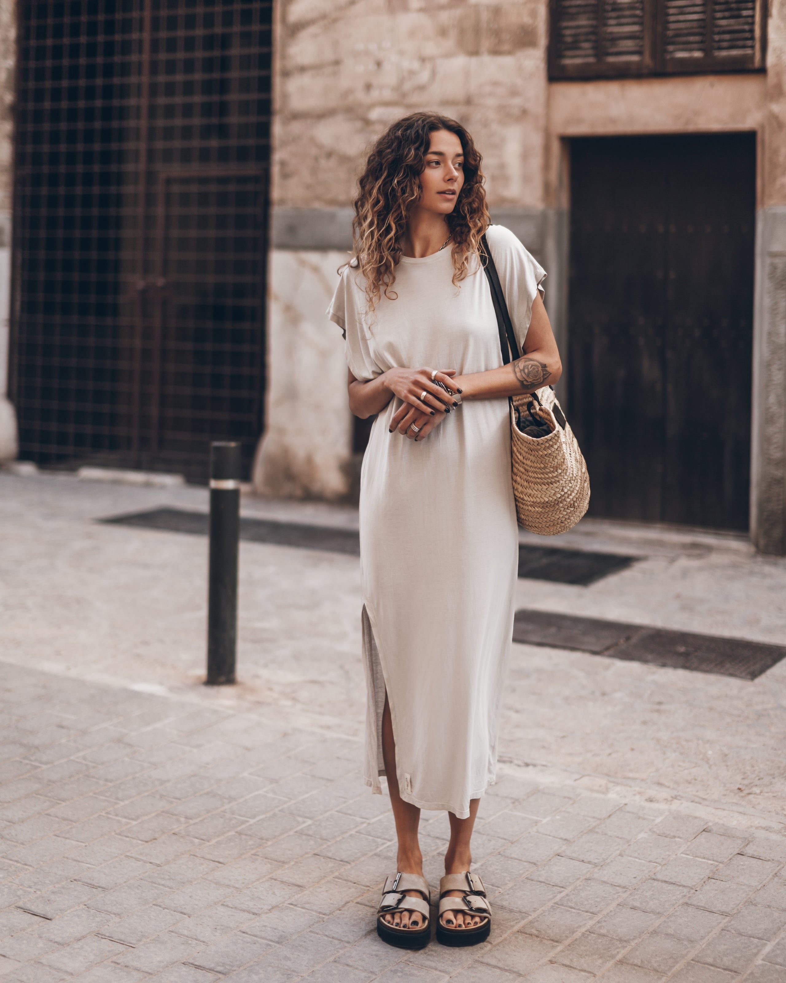 The Light Long Batwing Dress The Beige Suede Buckle Sandals The Large Cesta Bag - Product photo