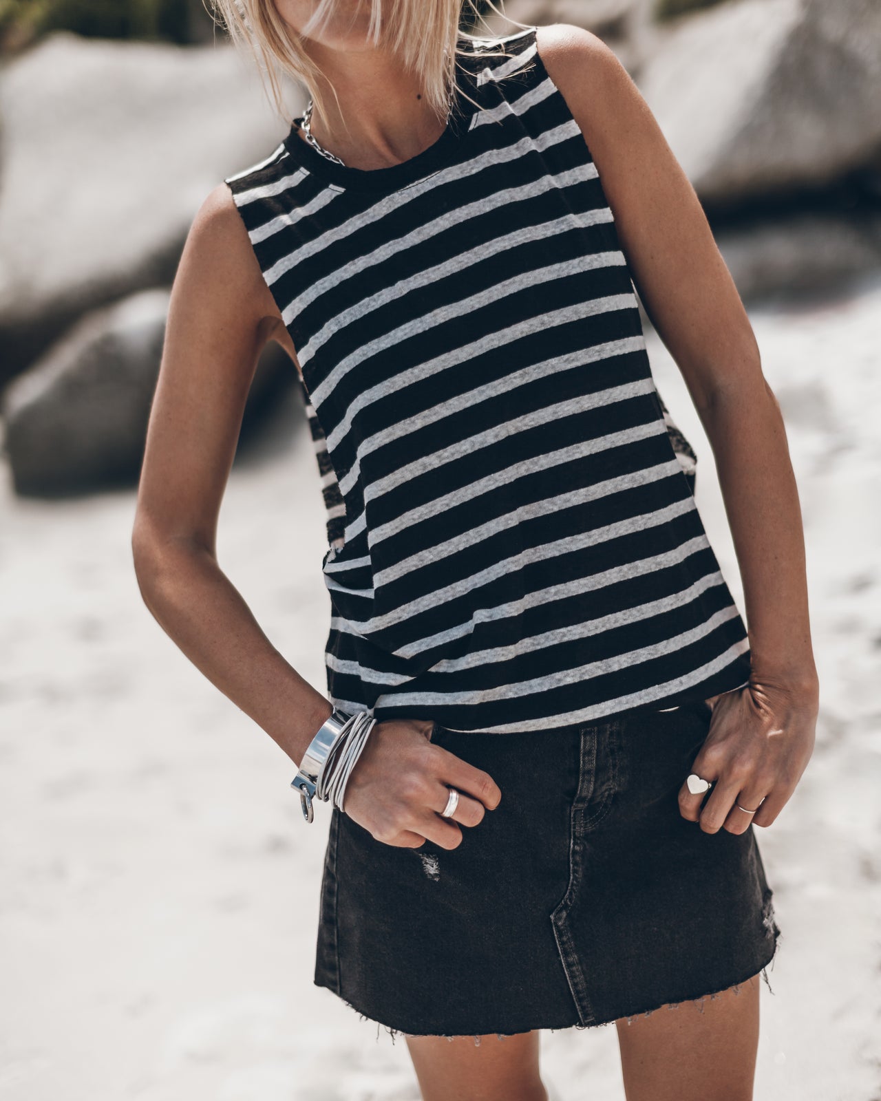 The Striped Oversized Tank Top The Black Denim Skirt - Product photo