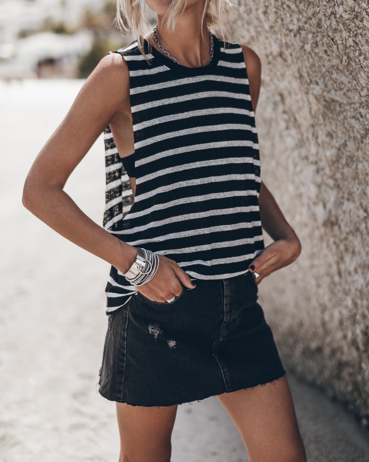 The Striped Oversized Tank Top The Black Denim Skirt - Product photo