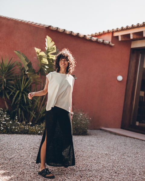 The White Sleeveless Shirt The Black Long Knitted Skirt Mexico Guindi - Product photo