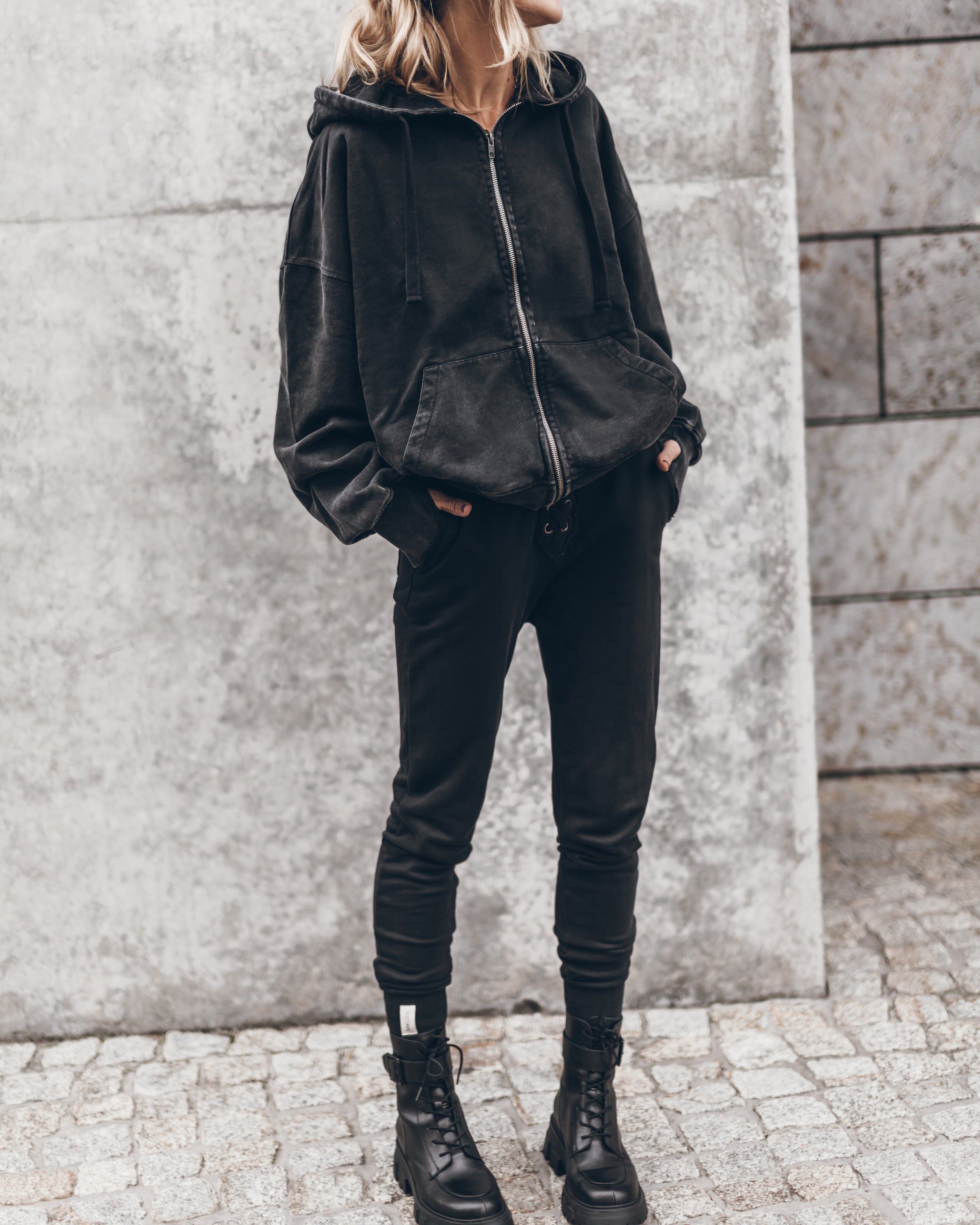 MIKUTA The Black Zipped Hoodie